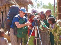Любопытные в деревне-Эфиопия
